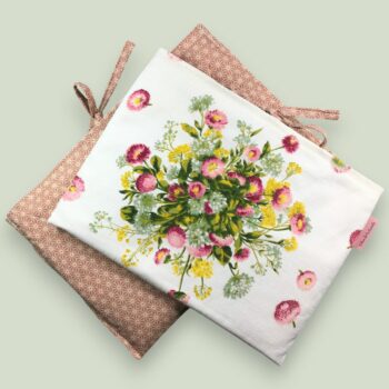 Housse matelassée fleurie Pâquerettes, étui pour livres et tablettes, fait main, création originale pièce unique, tissu vintage de 1966 Boussac. Verso, doublure et matelassage.