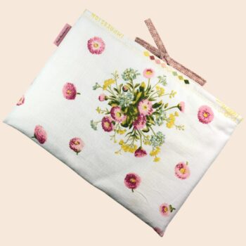 Housse matelassée fleurie Pâquerettes, étui pour livres et tablettes, fait main, création originale pièce unique, tissu vintage de 1966 Boussac. Exemplaire 4 sur 4, recto face B.