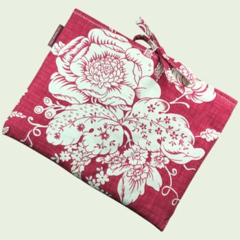 Housse matelassée pour livres et tablettes en tissu floral vintage rouge et écru, création originale pièce unique faite main à Paris. Exemplaire 1 recto face B.