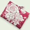 Housse matelassée pour livres et tablettes en tissu floral vintage rouge et écru, création originale pièce unique faite main à Paris.