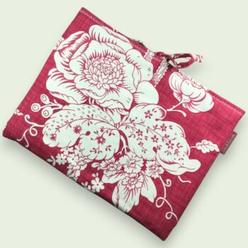 Housse matelassée pour livres et tablettes en tissu floral vintage rouge et écru, création originale pièce unique faite main à Paris.