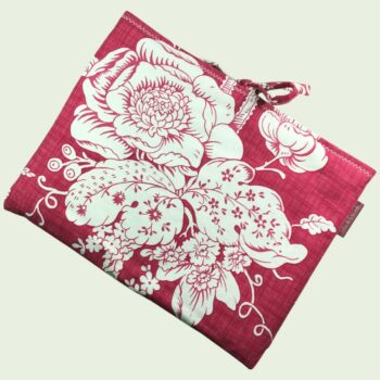 Housse matelassée pour livres et tablettes en tissu floral vintage rouge et écru, création originale pièce unique faite main à Paris. Exemplaire 1 recto face A.
