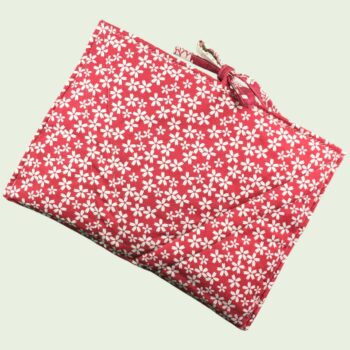 Housse matelassée pour livres et tablettes en tissu floral vintage rouge et écru, création originale pièce unique faite main à Paris. Verso, doublure et matelassage.