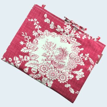 Housse matelassée pour livres et tablettes en tissu floral vintage rouge et écru, création originale pièce unique faite main à Paris. Exemplaire 2 recto face A.