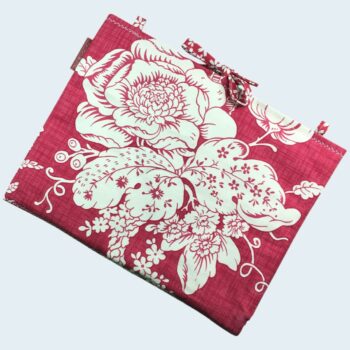 Housse matelassée pour livres et tablettes en tissu floral vintage rouge et écru, création originale pièce unique faite main à Paris. Exemplaire 2 recto face B.