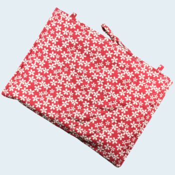 Housse matelassée pour livres et tablettes en tissu floral vintage rouge et écru, création originale pièce unique faite main à Paris. Verso, doublure et matelassage.