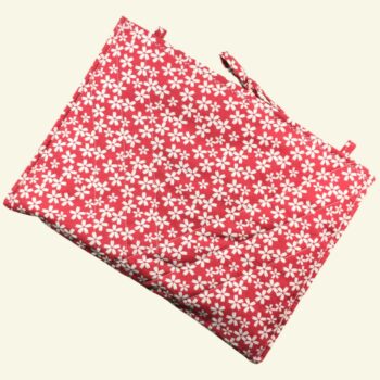 Housse matelassée pour livres et tablettes en tissu floral vintage rouge et écru, création originale pièce unique faite main à Paris. Verso, doublure et matelassage.