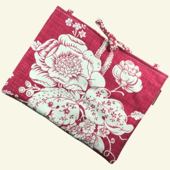 Housse matelassée pour livres et tablettes en tissu floral vintage rouge et écru, création originale pièce unique faite main à Paris. Exemplaire 3 recto face A.