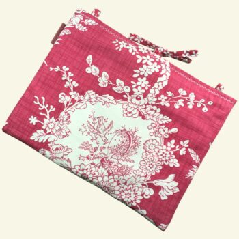 Housse matelassée pour livres et tablettes en tissu floral vintage rouge et écru, création originale pièce unique faite main à Paris. Exemplaire 3 recto face B.