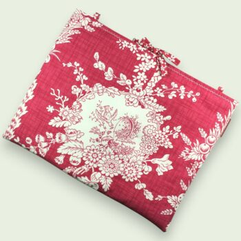 Housse ordinateur 13 pouces en tissu au motif floral rouge et écru, toile vintage de 1967, création originale faite main à Paris, étui doublé réversible.