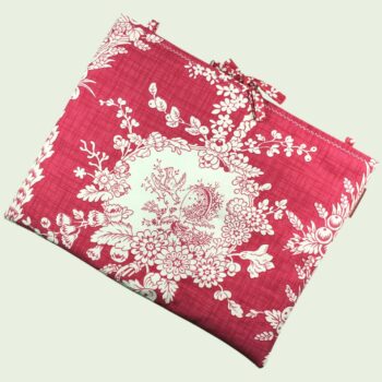 Housse ordinateur 13 pouces en tissu au motif floral rouge et écru, toile vintage de 1967, création originale faite main à Paris, étui doublé réversible. Exemplaire 1 recto face A.