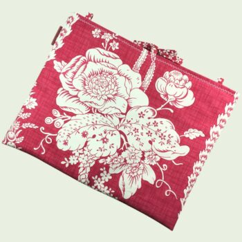 Housse ordinateur 13 pouces en tissu au motif floral rouge et écru, toile vintage de 1967, création originale faite main à Paris, étui doublé réversible. Exemplaire 1 recto face B.