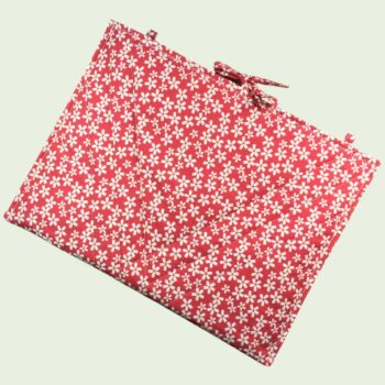 Housse ordinateur 13 pouces en tissu au motif floral rouge et écru, toile vintage de 1967, création originale faite main à Paris, étui doublé réversible. Verso, doublure et matelassage.