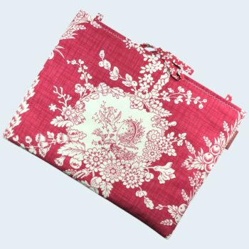 Housse ordinateur 13 pouces en tissu au motif floral rouge et écru, toile vintage de 1967, création originale faite main à Paris, étui doublé réversible. Exemplaire 2 recto face A.