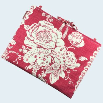 Housse ordinateur 13 pouces en tissu au motif floral rouge et écru, toile vintage de 1967, création originale faite main à Paris, étui doublé réversible. Exemplaire 2 recto face B.