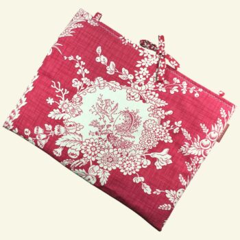 Housse ordinateur 13 pouces en tissu au motif floral rouge et écru, toile vintage de 1967, création originale faite main à Paris, étui doublé réversible. Exemplaire 3 recto face A.