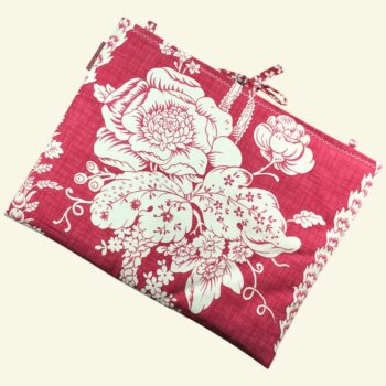 Housse ordinateur 13 pouces en tissu au motif floral rouge et écru, toile vintage de 1967, création originale faite main à Paris, étui doublé réversible. Exemplaire 3 recto face B.