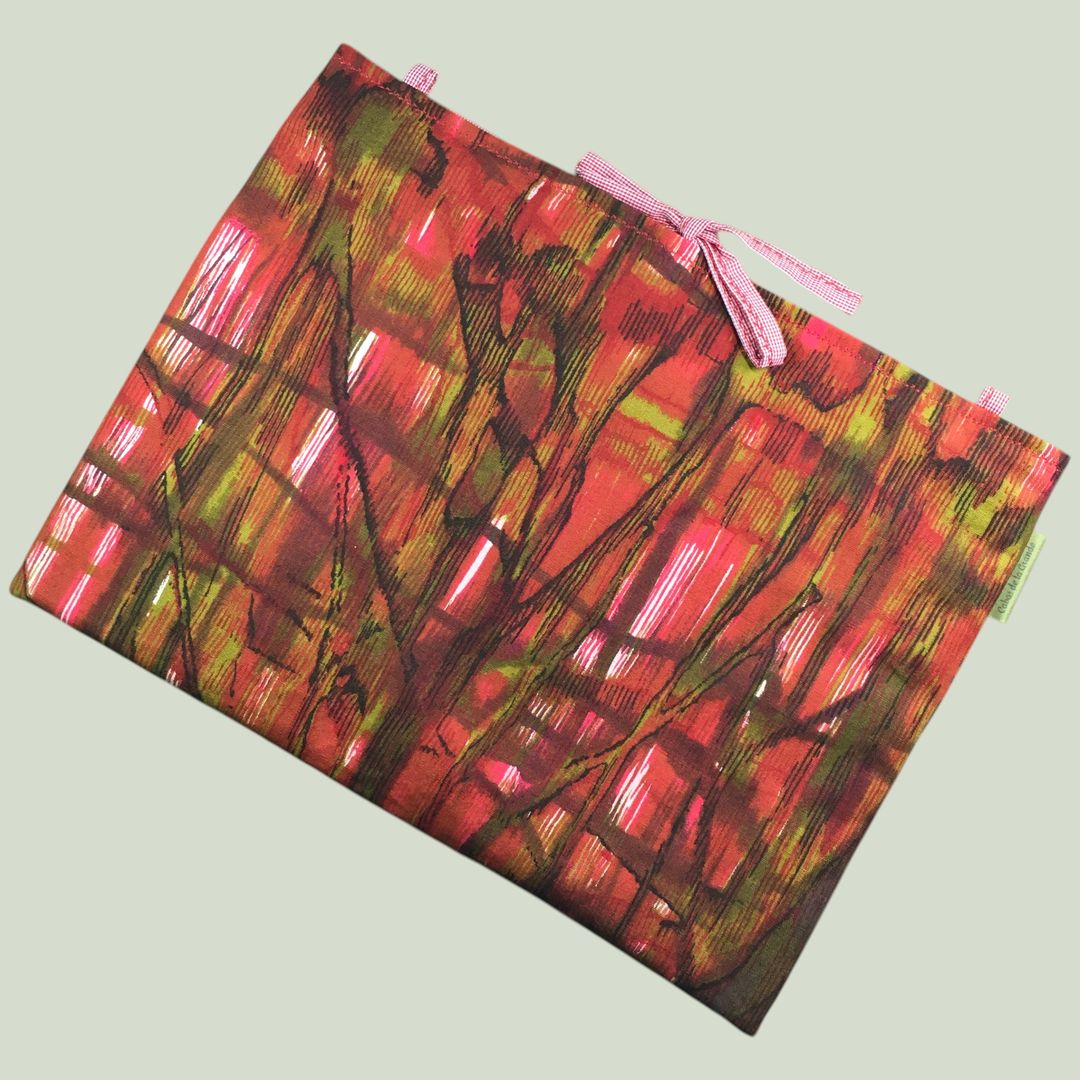 Housse ordinateur 13 pouces en tissu vintage abstrait rouge et kaki, création originale faite main à Paris, étui doublé réversible. Exemplaire 1 recto face A.