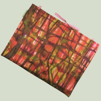 Housse ordinateur 13 pouces en tissu vintage abstrait rouge et kaki, création originale faite main à Paris, étui doublé réversible. Exemplaire 1 recto face B.