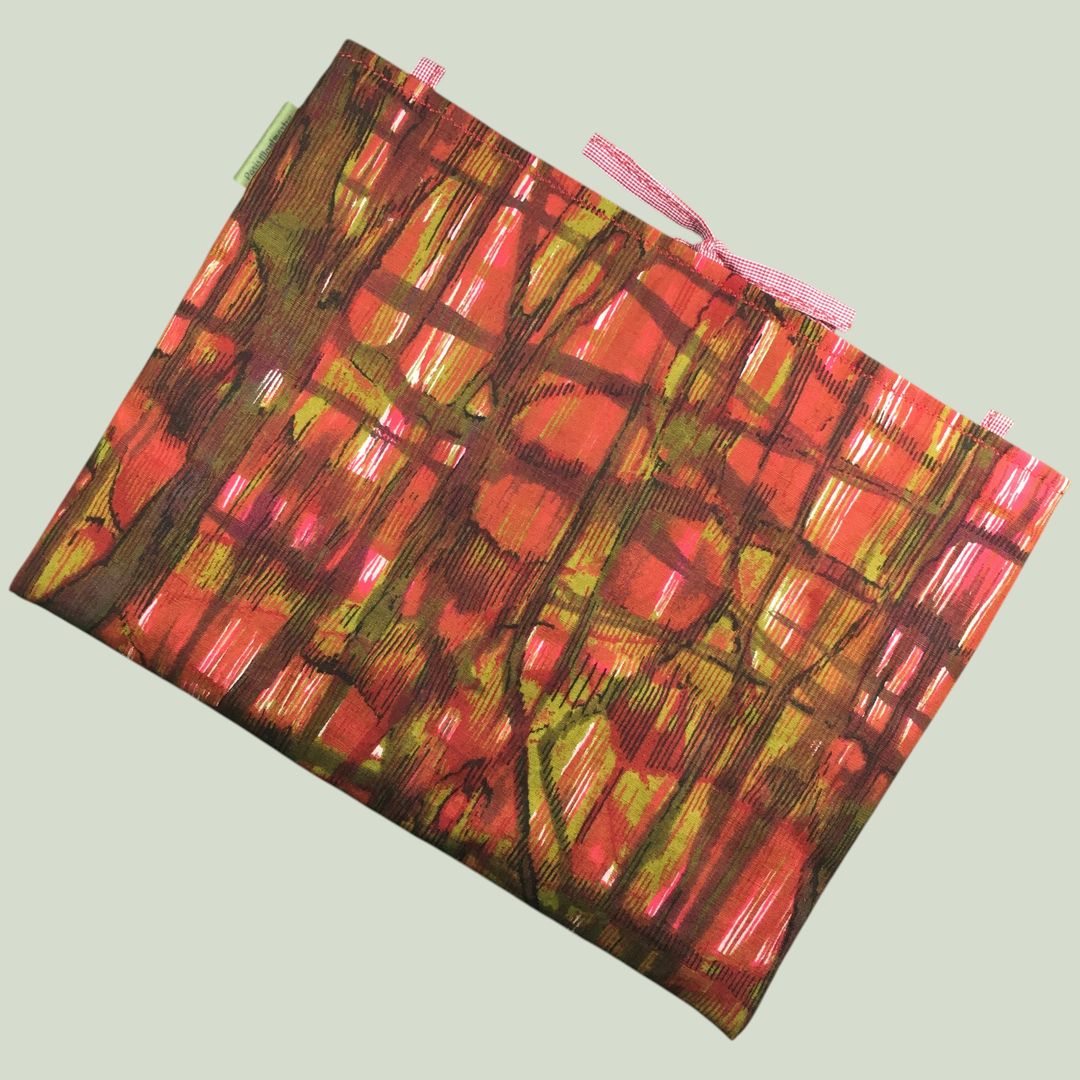 Housse ordinateur 13 pouces en tissu vintage abstrait rouge et kaki, création originale faite main à Paris, étui doublé réversible. Exemplaire 1 recto face B.