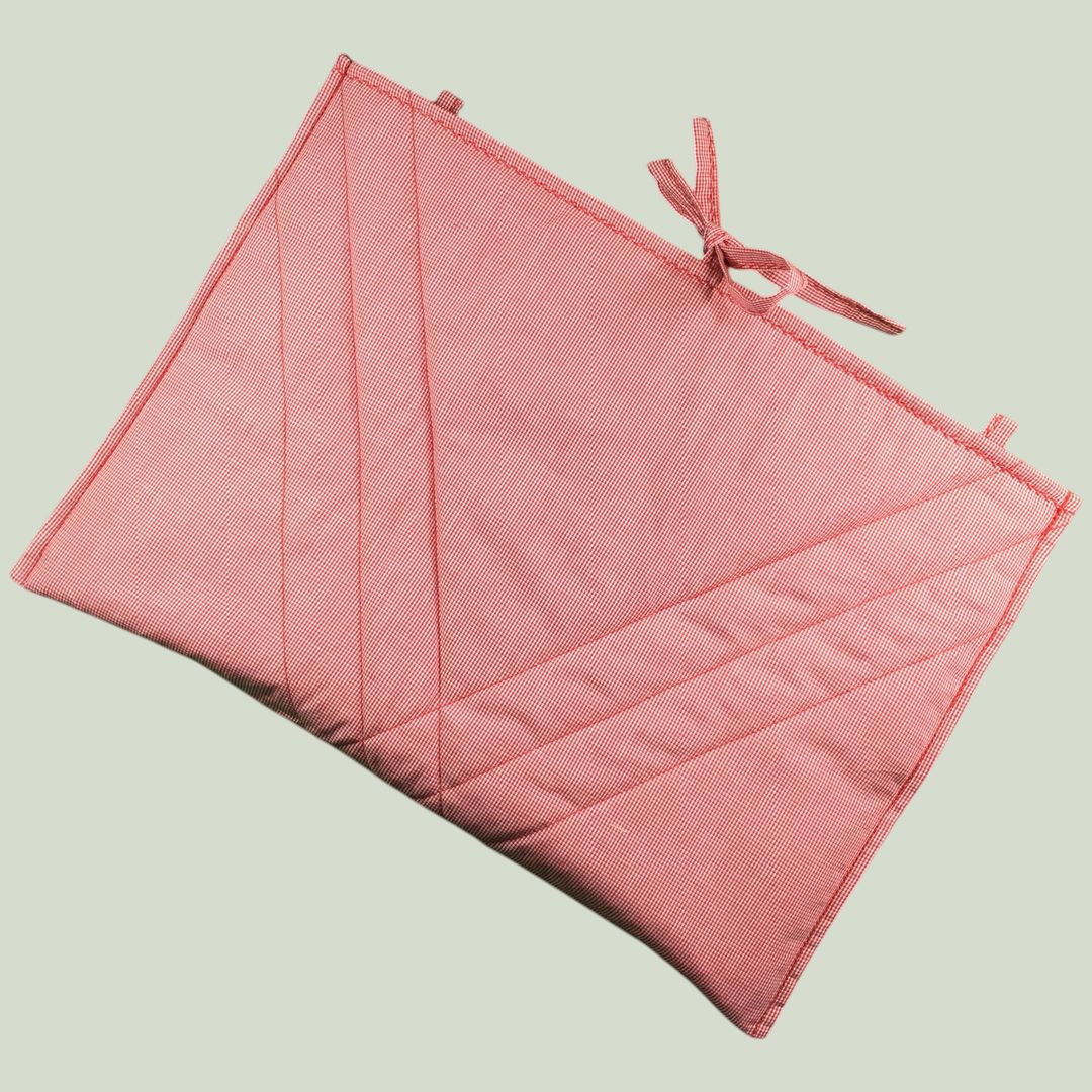 Housse ordinateur 13 pouces en tissu vintage abstrait rouge et kaki, création originale faite main à Paris, étui doublé réversible. Verso, doublure et matelassage.