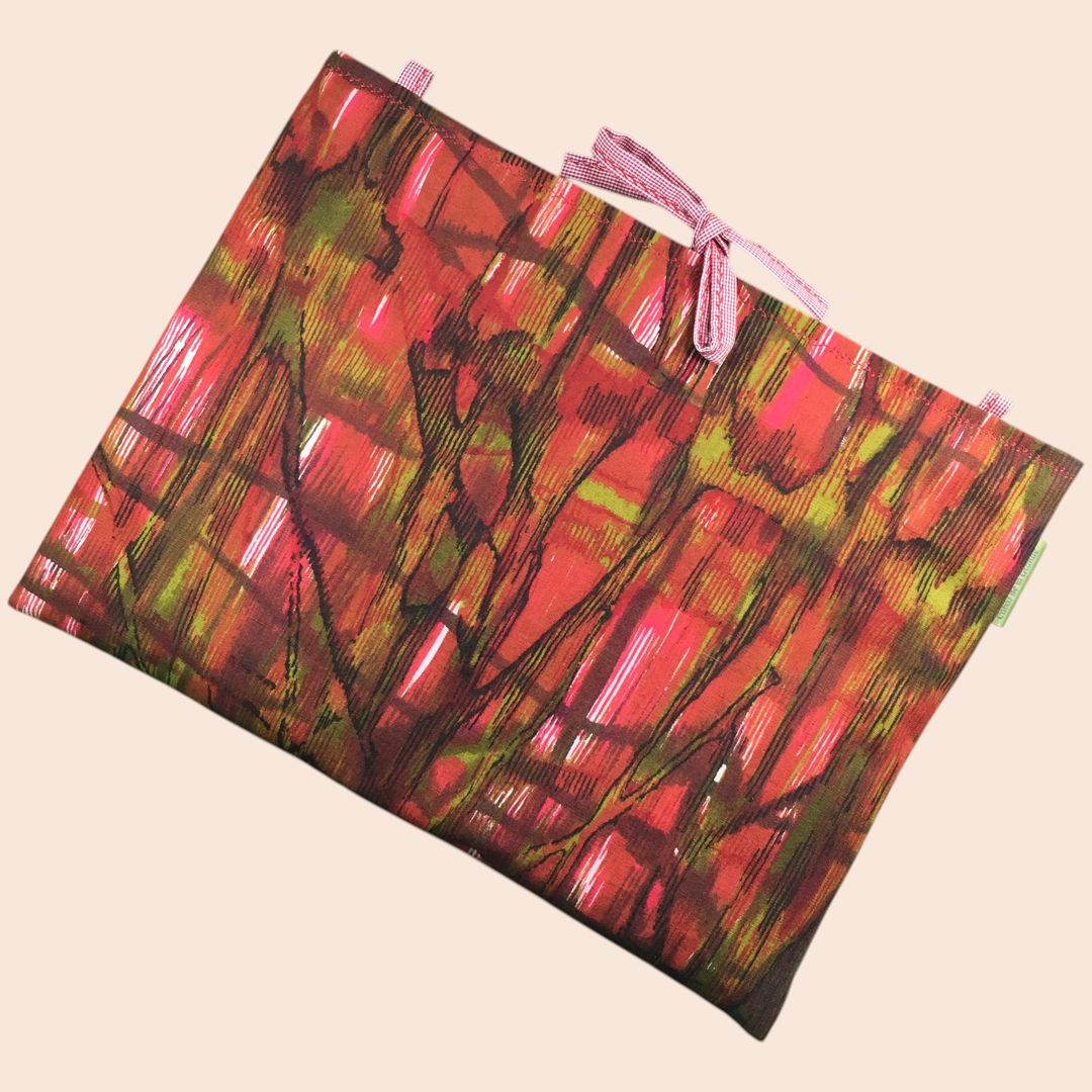 Housse ordinateur 13 pouces en tissu vintage abstrait rouge et kaki, création originale faite main à Paris, étui doublé réversible. Exemplaire 3 recto face A.