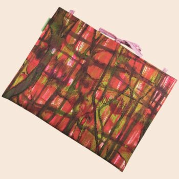 Housse ordinateur 13 pouces en tissu vintage abstrait rouge et kaki, création originale faite main à Paris, étui doublé réversible. Exemplaire 3 recto face B.