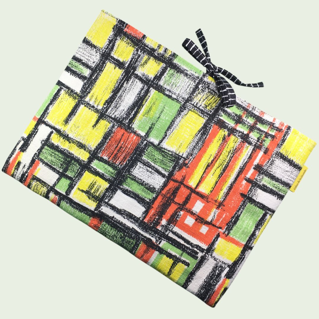 Housse ordinateur 13 pouces en tissu vintage géométrique abstrait, années 1950 1960, création originale faite main à Paris, étui doublé réversible. Exemplaire 1 recto face A.