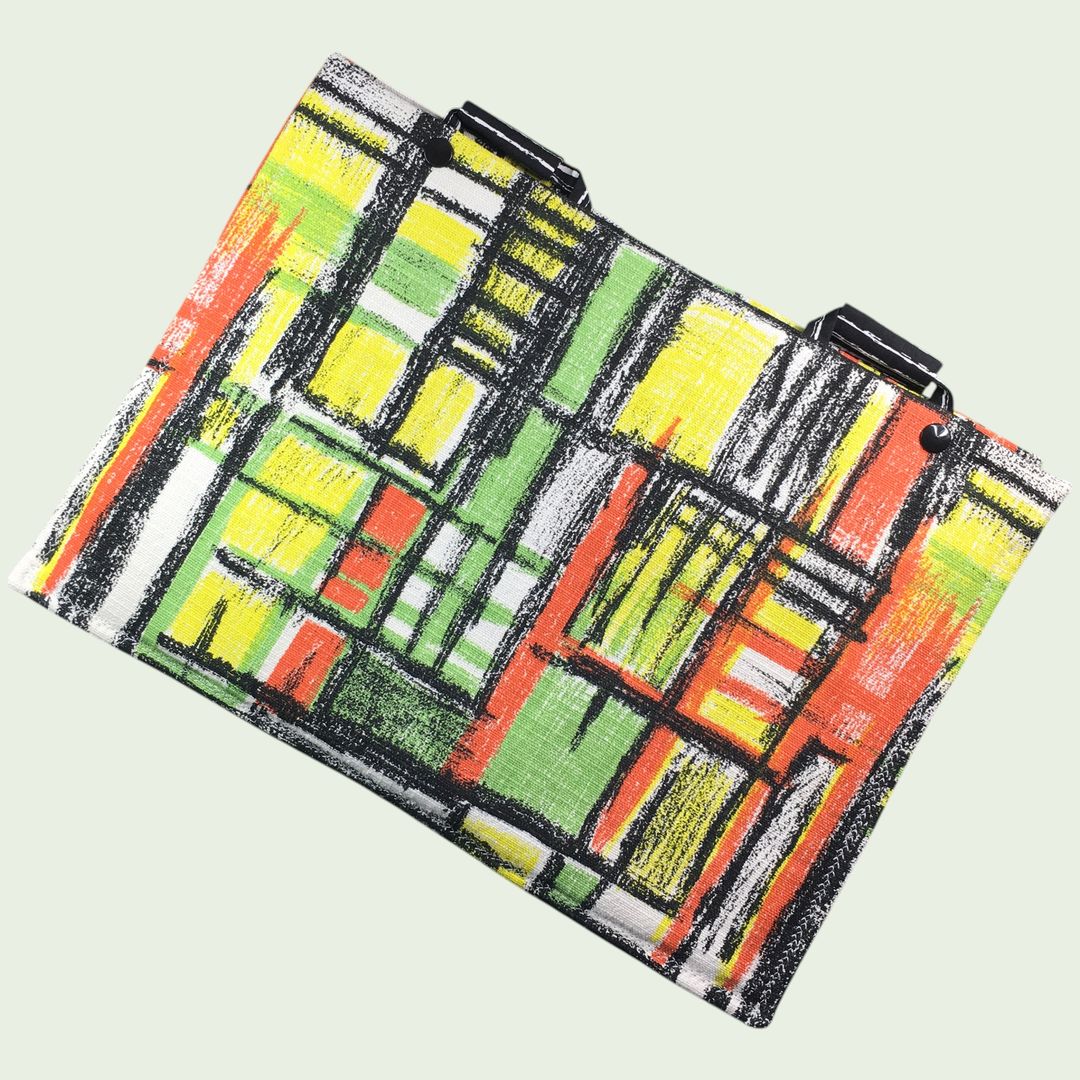 Etui matelassé à imprimé géométrique abstrait, en tissu vintage, pour ordinateur 13 pouces, création originale pièce unique, étui doublé réversible. Recto face A.