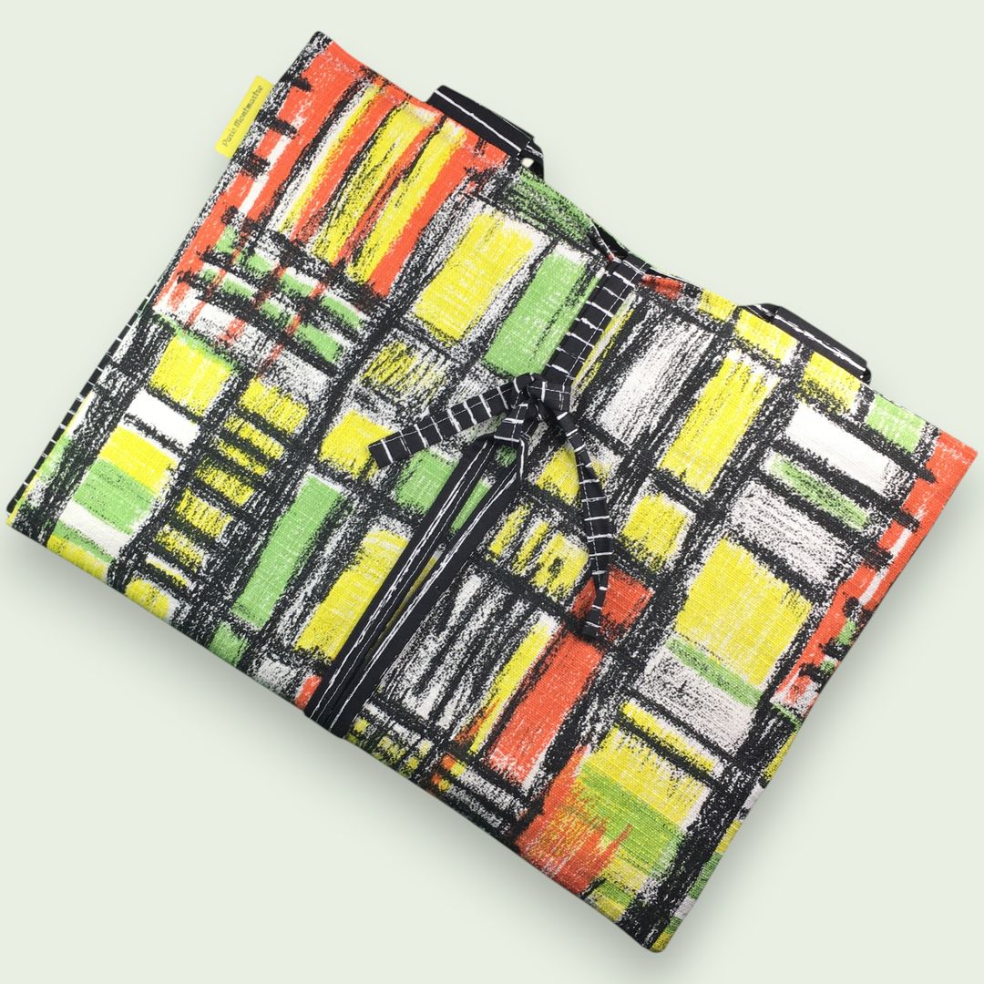 Etui matelassé à imprimé géométrique abstrait, en tissu vintage, pour ordinateur 13 pouces, création originale pièce unique, étui doublé réversible.