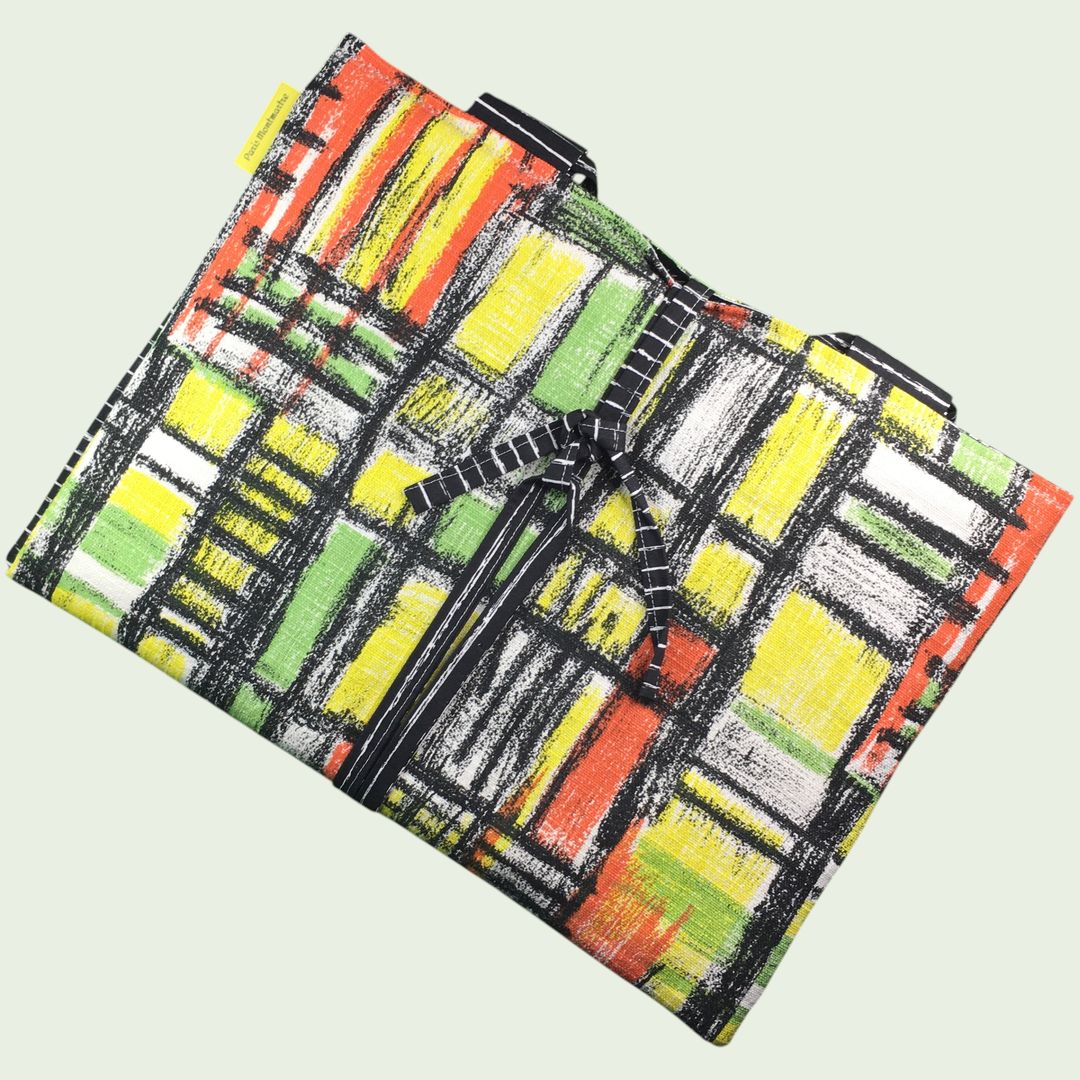 Etui matelassé à imprimé géométrique abstrait, en tissu vintage, pour ordinateur 13 pouces, création originale pièce unique, étui doublé réversible. Recto face B.