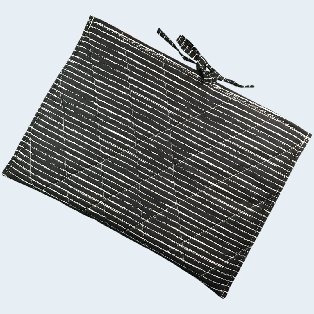 Housse ordinateur 13 pouces en tissu vintage géométrique abstrait, années 1950 1960, création originale faite main à Paris, étui doublé réversible. Verso, doublure et matelassage.