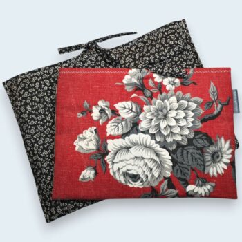 Housse à livres matelassée rouge, protection pour tablettes 10 pouces, création originale pièce unique, tissu vintage des années 1950s revalorisé.