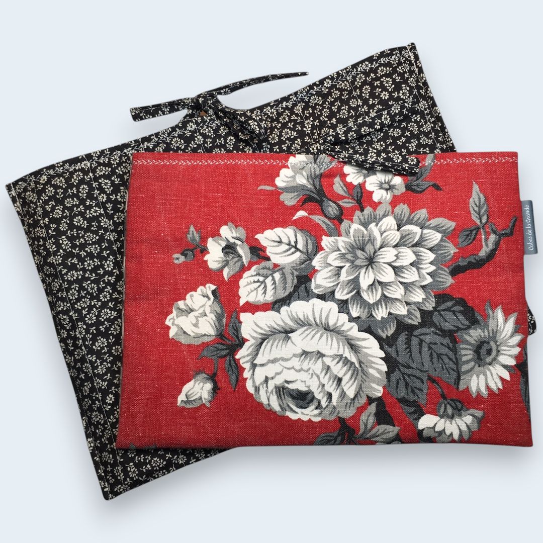 Housse à livres matelassée rouge, protection pour tablettes 10 pouces, création originale pièce unique, tissu vintage des années 1950s revalorisé.