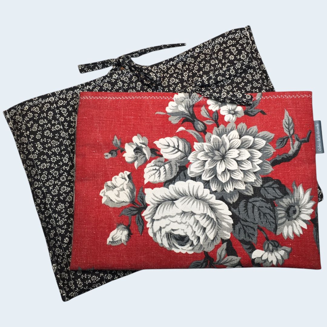 Housse à livres matelassée rouge, protection pour tablettes 10 pouces, création originale pièce unique, tissu vintage des années 1950s revalorisé.