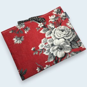 Housse à tablettes matelassée rouge, pochette à livres, création originale pièce unique, tissu vintage des années 1950s revalorisé. Taille S2, exemplaire 1, recto face A.