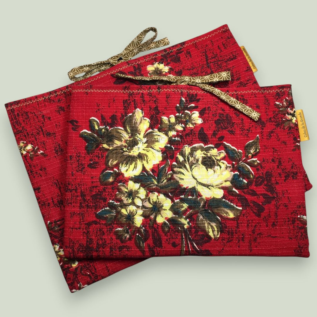 Housse à livres fleurie rouge, étui matelassé pour tablettes, création originale pièce unique, tissu vintage des années 1940s 1950s revalorisé.