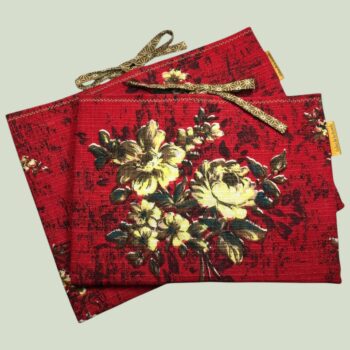 Housse à livres fleurie rouge, étui matelassé pour tablettes, création originale pièce unique, tissu vintage des années 1940s 1950s revalorisé.