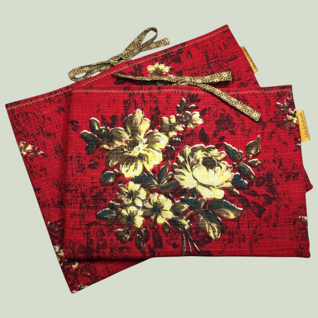 Housse à livres fleurie rouge, étui matelassé pour tablettes, création originale pièce unique, tissu vintage des années 1940s 1950s revalorisé.