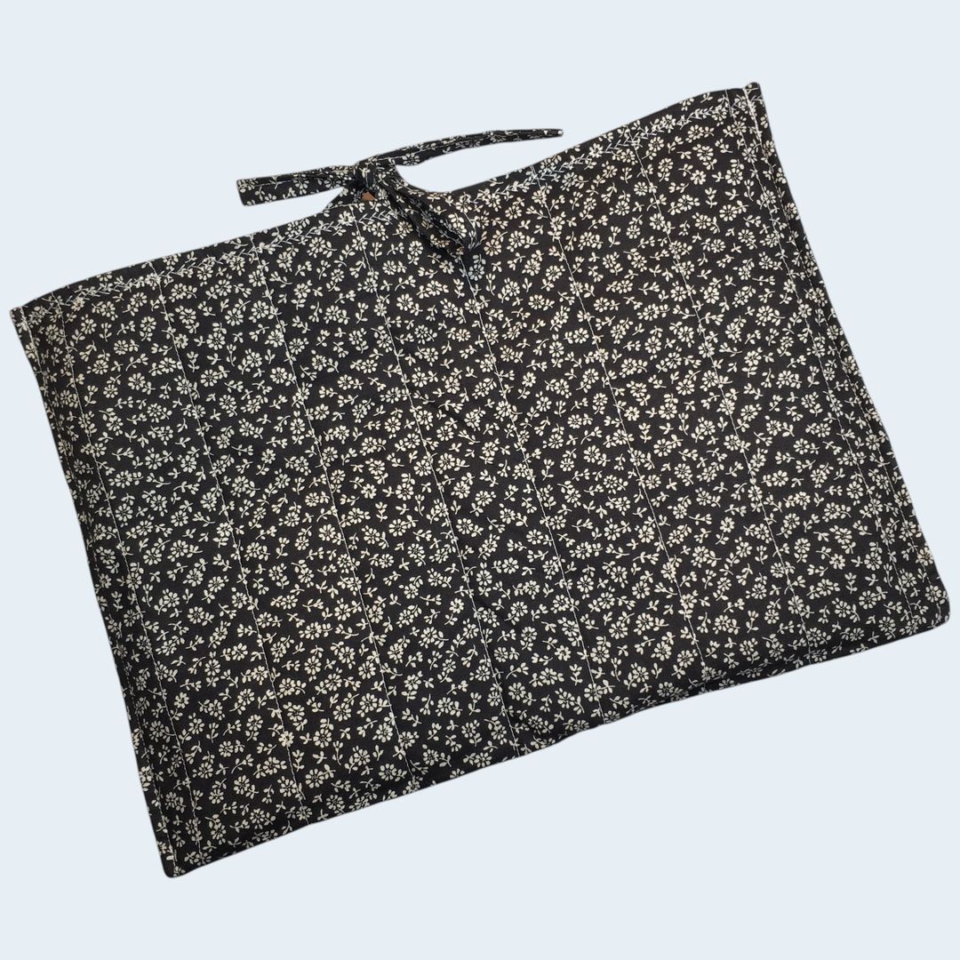 Housse à tablettes matelassée rouge, pochette à livres, création originale pièce unique, tissu vintage des années 1950s revalorisé. Taille S2, verso, doublure et matelassage.
