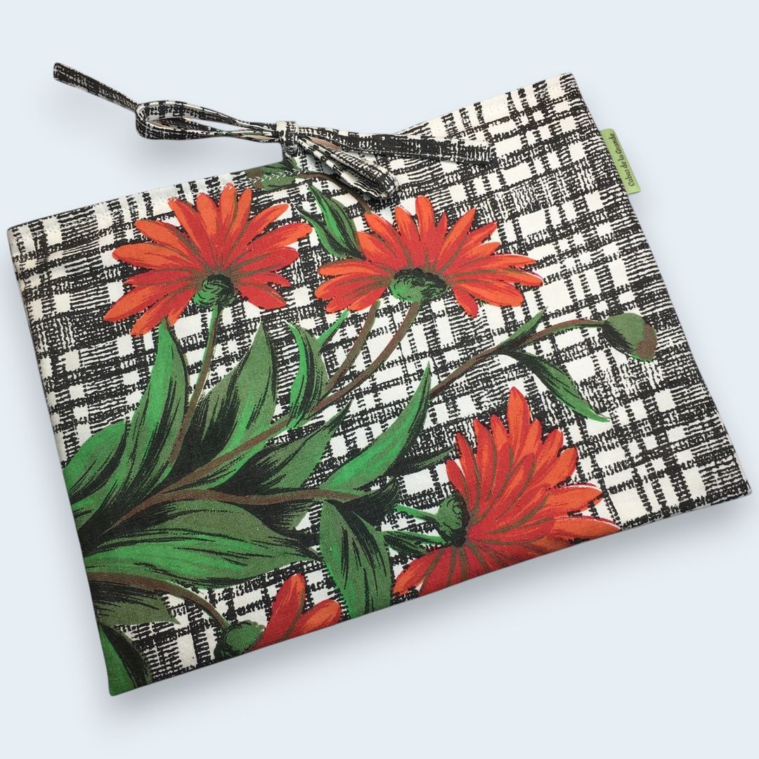 Housse à tablettes fleurie sixties, étui matelassé pour livres, fait main, création originale pièce unique, tissu vintage 1960s revalorisé. Exemplaire 1 recto face A.