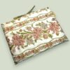 Pochette matelassée en tissu vintage de 1972, housse à livres et tablettes, création originale pièce unique, toile ancienne Romanex de Boussac. Taille S2. Recto face A.