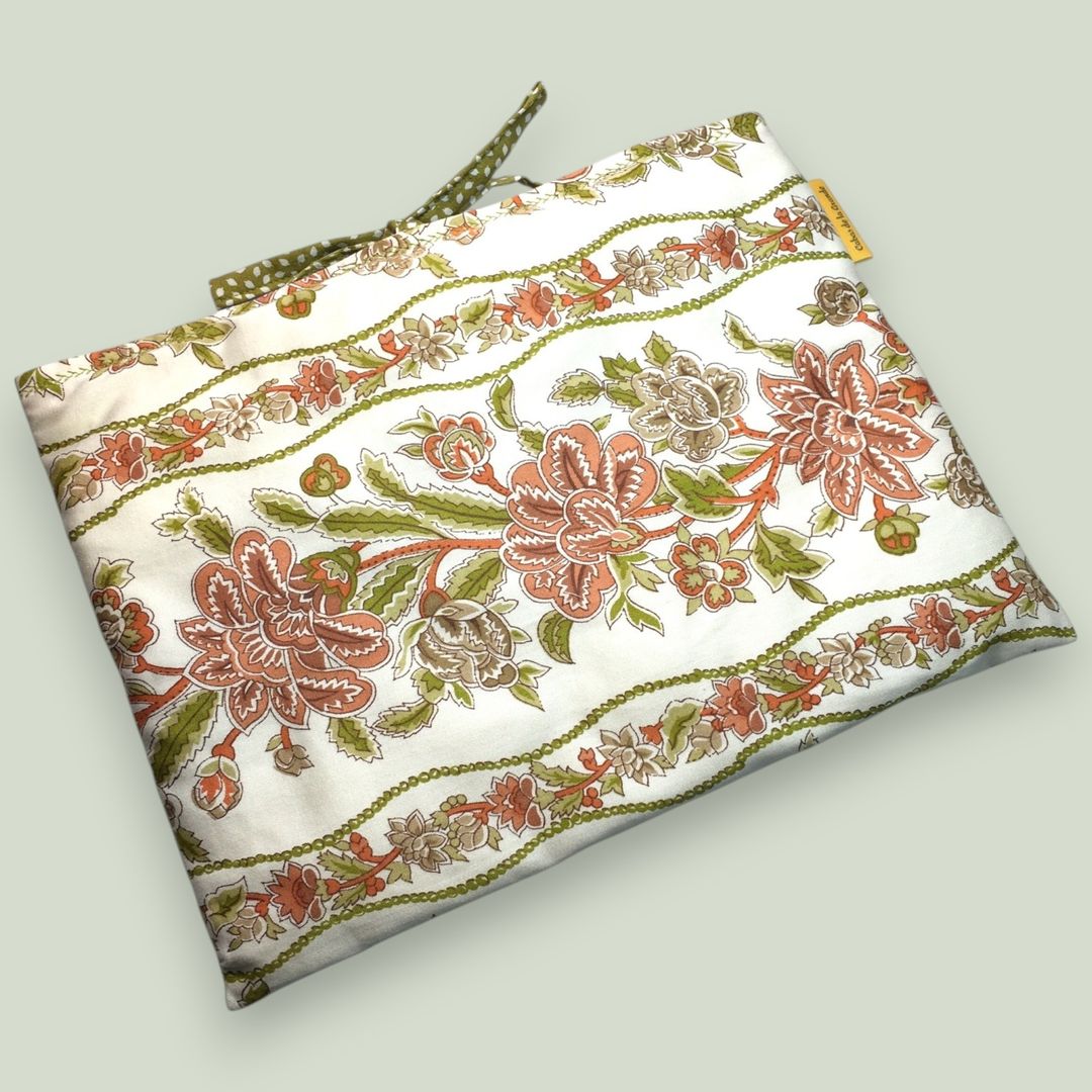 Pochette matelassée en tissu vintage de 1972, housse à livres et tablettes, création originale pièce unique, toile ancienne Romanex de Boussac. Taille S2. Recto face A.