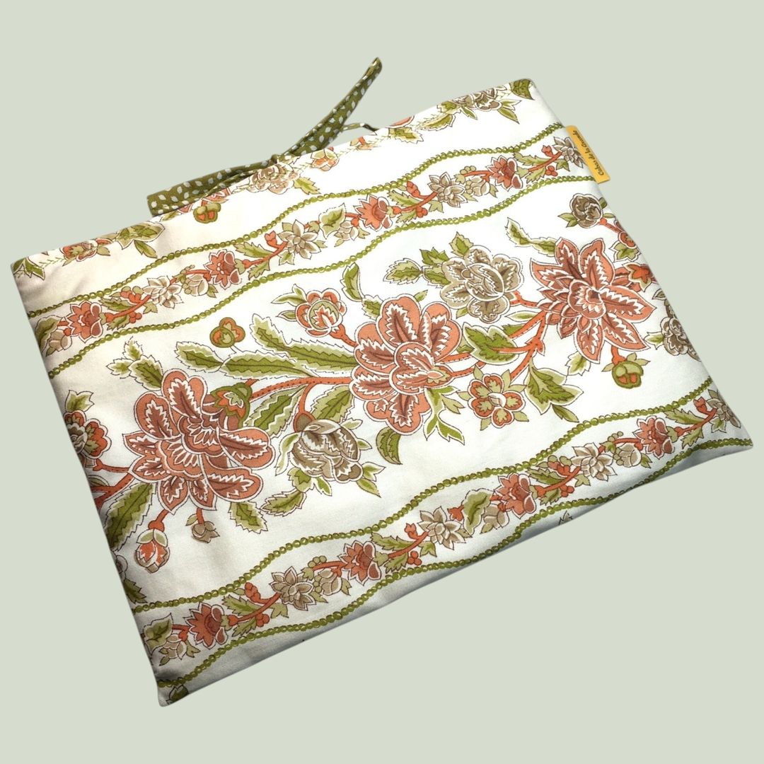 Pochette matelassée en tissu vintage de 1972, housse à livres et tablettes, création originale pièce unique, toile ancienne Romanex de Boussac. Taille S2. Recto face A.