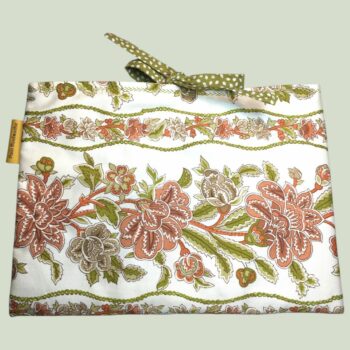 Pochette matelassée en coton chintz, housse à livres et tablettes, création originale pièce unique, tissu vintage Romanex de Boussac 1972. Recto face B.