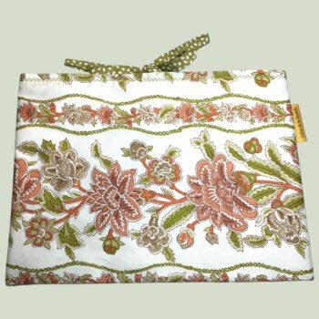 Pochette matelassée en coton chintz, housse à livres et tablettes, création originale pièce unique, tissu vintage Romanex de Boussac 1972. Recto face A.