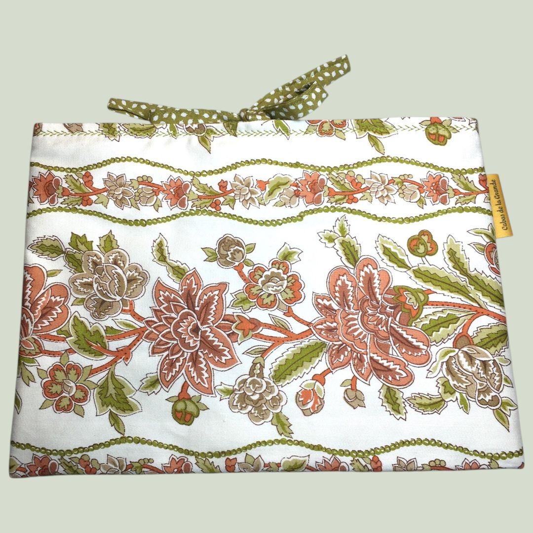 Pochette matelassée en coton chintz, housse à livres et tablettes, création originale pièce unique, tissu vintage Romanex de Boussac 1972. Recto face A.