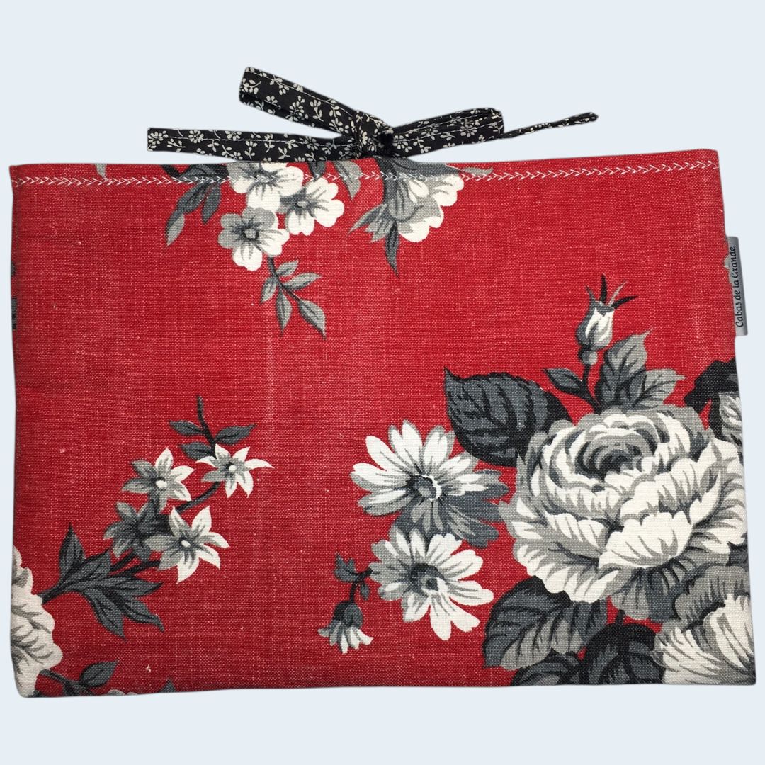 Housse à livres matelassée rouge, protection pour tablettes 10 pouces, création originale pièce unique, tissu vintage des années 1950s revalorisé. Taille S1, exemplaire 3, recto face A.