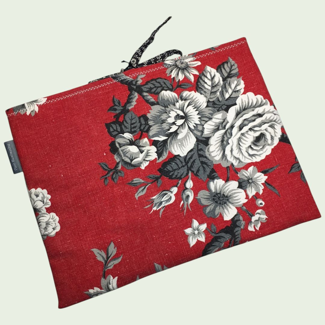 Housse à tablettes matelassée rouge, pochette à livres, création originale pièce unique, tissu vintage des années 1950s revalorisé. Taille S2, exemplaire 3, recto face B.