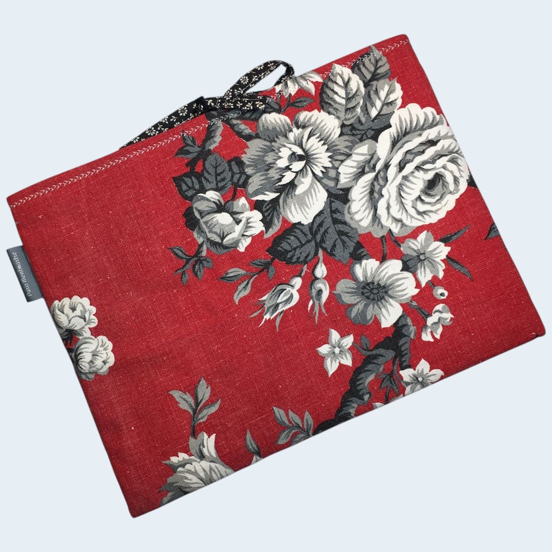 Housse à tablettes matelassée rouge, pochette à livres, création originale pièce unique, tissu vintage des années 1950s revalorisé. Taille S2, exemplaire 1, recto face B.